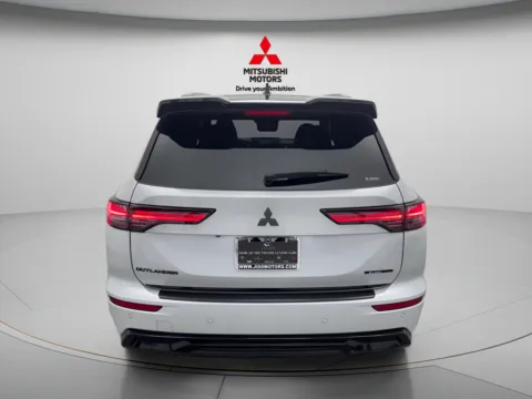 More photos of 2026 Mitsubishi Outlander Black Edition at Jidd Motors Mitsubishi, IL