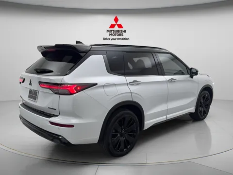 More photos of 2026 Mitsubishi Outlander Black Edition at Jidd Motors Mitsubishi, IL
