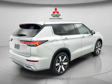 More photos of 2026 Mitsubishi Outlander SEL at Jidd Motors Mitsubishi, IL