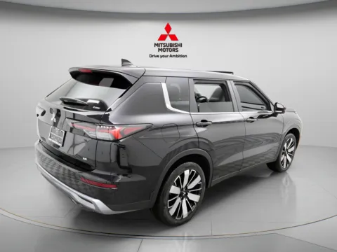 More photos of 2026 Mitsubishi Outlander SE at Jidd Motors Mitsubishi, IL