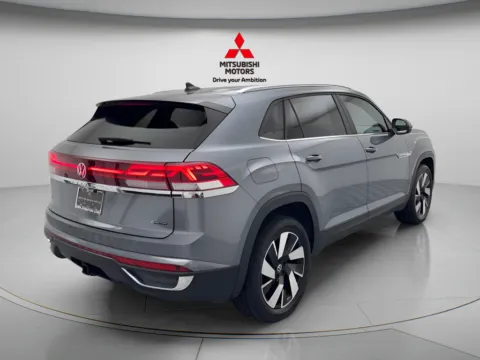 More photos of 2024 Volkswagen Atlas Cross Sport 2.0T SE w/Technology at Jidd Motors Mitsubishi, IL