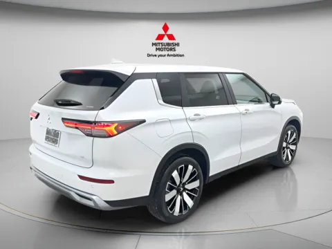 More photos of 2026 Mitsubishi Outlander SE at Jidd Motors Mitsubishi, IL