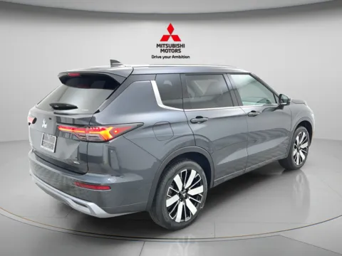 More photos of 2026 Mitsubishi Outlander SEL at Jidd Motors Mitsubishi, IL