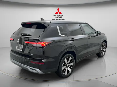 More photos of 2026 Mitsubishi Outlander SE at Jidd Motors Mitsubishi, IL