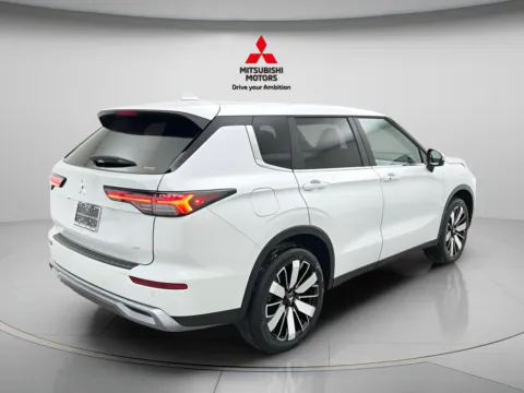 More photos of 2026 Mitsubishi Outlander SE at Jidd Motors Mitsubishi, IL