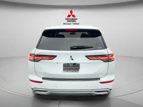More photos of 2026 Mitsubishi Outlander SE at Jidd Motors Mitsubishi, IL