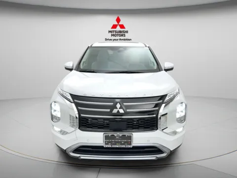 Photos of 2026 Mitsubishi Outlander SE for sale in Des Plaines, IL at Jidd Motors Mitsubishi
