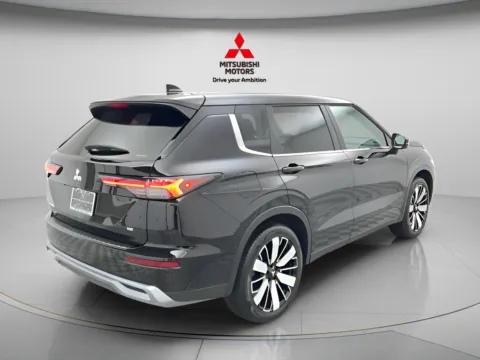 More photos of 2026 Mitsubishi Outlander SE at Jidd Motors Mitsubishi, IL