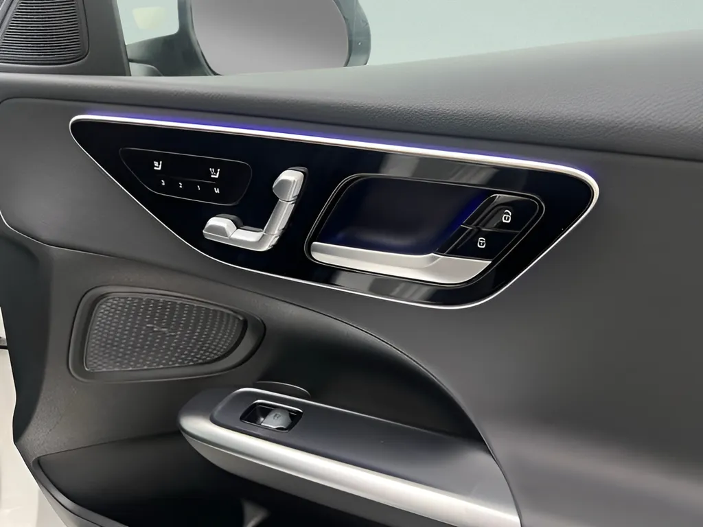 2025 Mercedes-Benz C-Class Sedan C 300 - Photo 12
