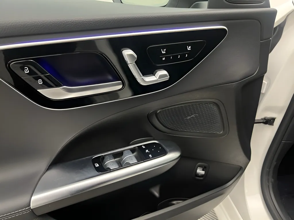 2025 Mercedes-Benz C-Class Sedan C 300 - Photo 28