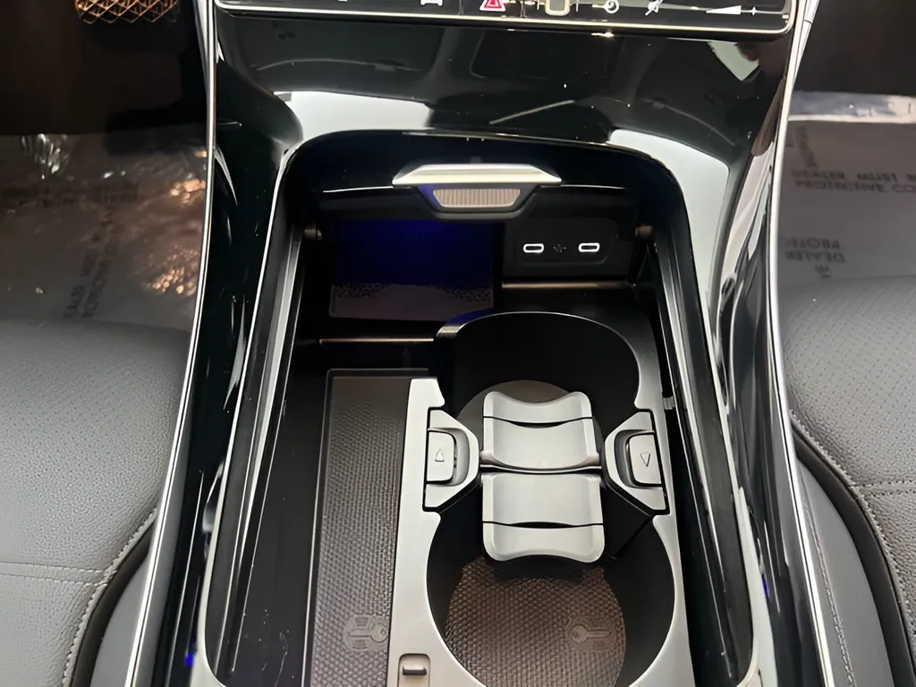 2025 Mercedes-Benz C-Class Sedan C 300 - Photo 9