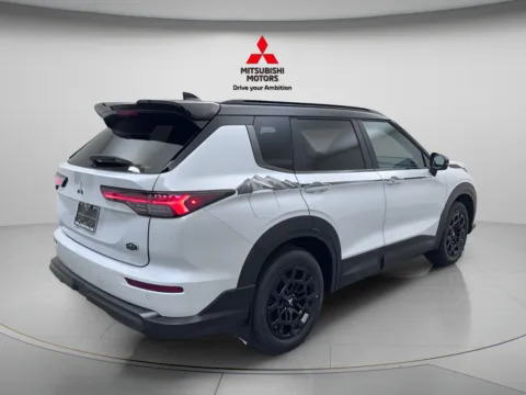 More photos of 2026 Mitsubishi Outlander Trail Edition at Jidd Motors Mitsubishi, IL