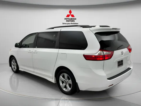 More photos of 2018 Toyota Sienna LE at Jidd Motors Mitsubishi, IL