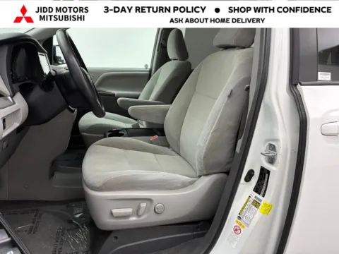 More photos of 2018 Toyota Sienna LE at Jidd Motors Mitsubishi, IL