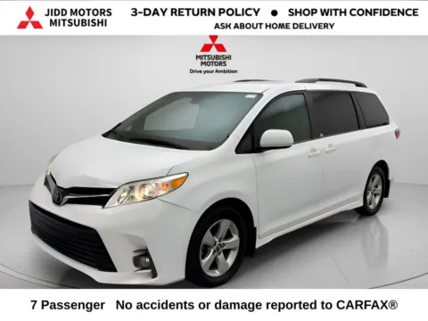 White 2018 Toyota Sienna LE for sale in Des Plaines, IL