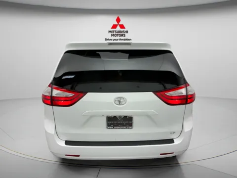 Another view of 2018 Toyota Sienna LE for sale in Des Plaines, IL at Jidd Motors Mitsubishi