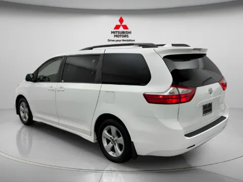 More photos of 2018 Toyota Sienna LE at Jidd Motors Mitsubishi, IL