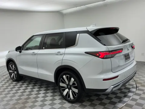 More photos of 2025 Mitsubishi Outlander SE at Jidd Motors Mitsubishi, IL
