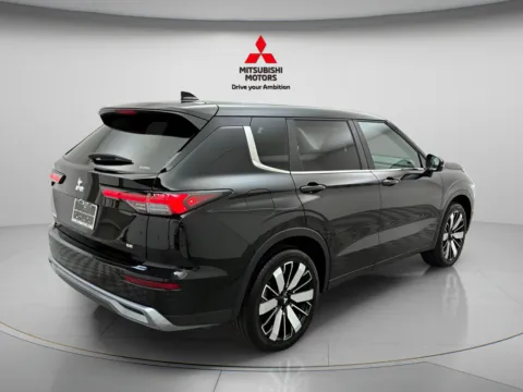 More photos of 2025 Mitsubishi Outlander SE at Jidd Motors Mitsubishi, IL
