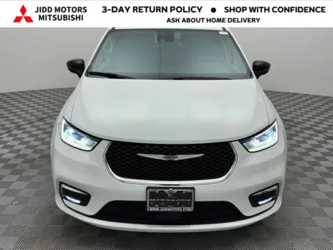 Photos of 2024 Chrysler Pacifica Hybrid Select for sale in Des Plaines, IL at Jidd Motors Mitsubishi
