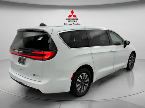 More photos of 2024 Chrysler Pacifica Hybrid Select at Jidd Motors Mitsubishi, IL