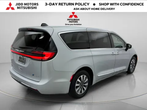 More photos of 2023 Chrysler Pacifica Hybrid Limited at Jidd Motors Mitsubishi, IL