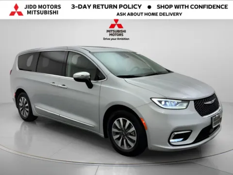 Another view of 2023 Chrysler Pacifica Hybrid Limited for sale in Des Plaines, IL at Jidd Motors Mitsubishi