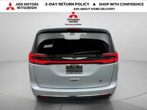 More photos of 2023 Chrysler Pacifica Hybrid Limited at Jidd Motors Mitsubishi, IL