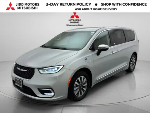 Silver 2023 Chrysler Pacifica Hybrid Limited for sale in Des Plaines, IL