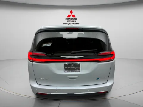 More photos of 2023 Chrysler Pacifica Hybrid Limited at Jidd Motors Mitsubishi, IL