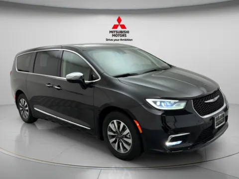 Another view of 2023 Chrysler Pacifica Hybrid Limited for sale in Des Plaines, IL at Jidd Motors Mitsubishi