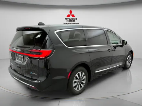 More photos of 2023 Chrysler Pacifica Hybrid Limited at Jidd Motors Mitsubishi, IL