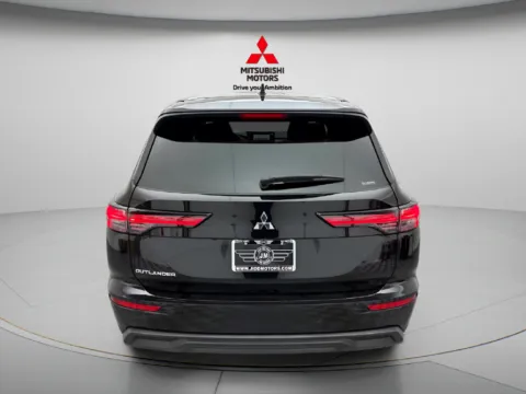 More photos of 2026 Mitsubishi Outlander ES at Jidd Motors Mitsubishi, IL