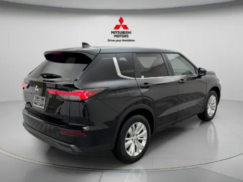 More photos of 2026 Mitsubishi Outlander ES at Jidd Motors Mitsubishi, IL