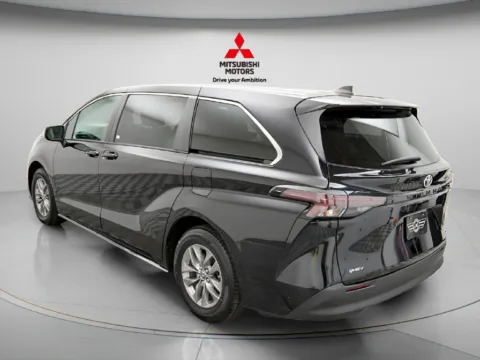More photos of 2025 Toyota Sienna LE at Jidd Motors Mitsubishi, IL