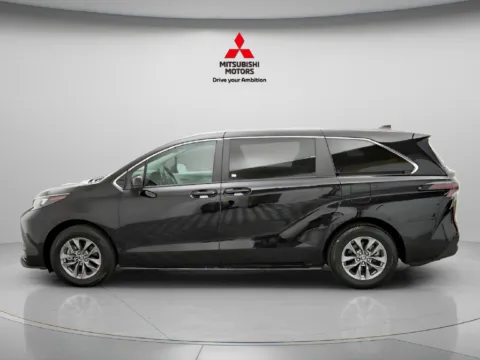 More photos of 2025 Toyota Sienna LE at Jidd Motors Mitsubishi, IL