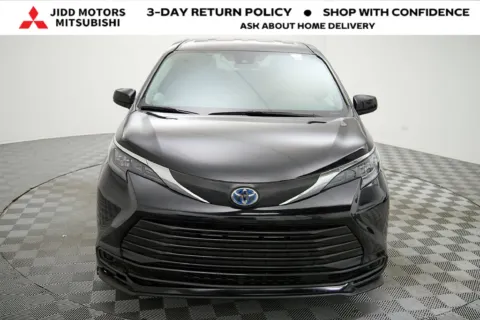 More photos of 2025 Toyota Sienna LE at Jidd Motors Mitsubishi, IL
