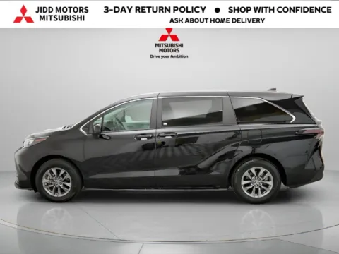 More photos of 2025 Toyota Sienna LE at Jidd Motors Mitsubishi, IL