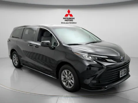 More photos of 2025 Toyota Sienna LE at Jidd Motors Mitsubishi, IL