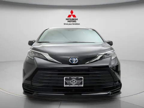 Another view of 2025 Toyota Sienna LE for sale in Des Plaines, IL at Jidd Motors Mitsubishi