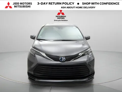 More photos of 2025 Toyota Sienna LE at Jidd Motors Mitsubishi, IL
