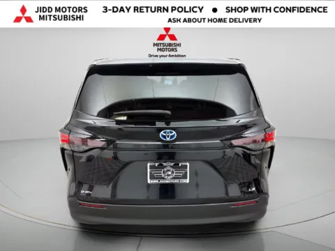 More photos of 2025 Toyota Sienna LE at Jidd Motors Mitsubishi, IL