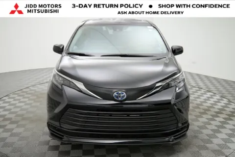 More photos of 2025 Toyota Sienna LE at Jidd Motors Mitsubishi, IL