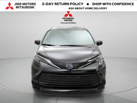 More photos of 2025 Toyota Sienna LE at Jidd Motors Mitsubishi, IL