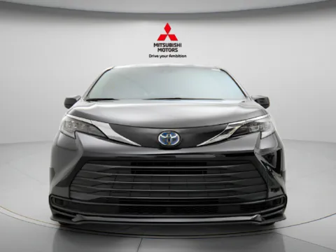 More photos of 2025 Toyota Sienna LE at Jidd Motors Mitsubishi, IL