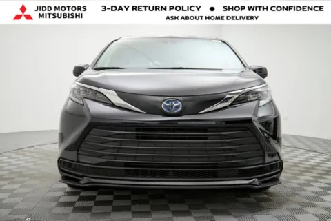 More photos of 2025 Toyota Sienna LE at Jidd Motors Mitsubishi, IL