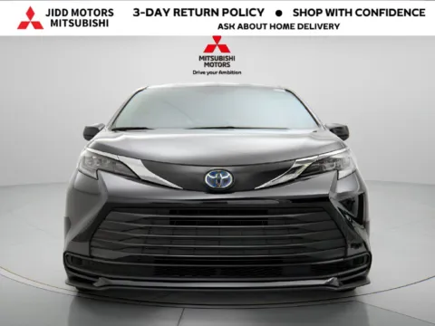 More photos of 2025 Toyota Sienna LE at Jidd Motors Mitsubishi, IL