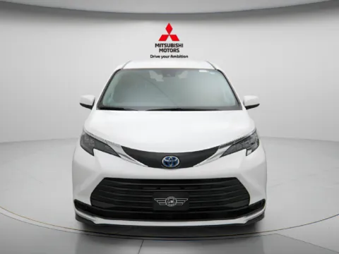Another view of 2025 Toyota Sienna LE for sale in Des Plaines, IL at Jidd Motors Mitsubishi