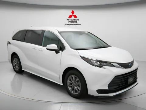 More photos of 2025 Toyota Sienna LE at Jidd Motors Mitsubishi, IL
