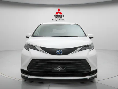 More photos of 2025 Toyota Sienna LE at Jidd Motors Mitsubishi, IL